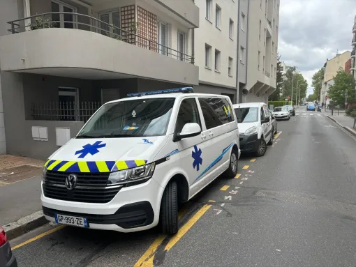 Intervention d'urgence pour patient avec troubles psychologiques à Bron, Lyon, ARN Ambulance