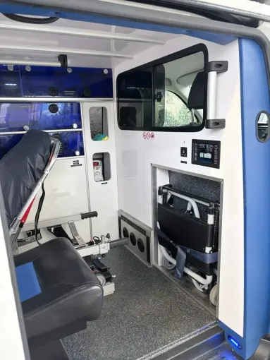 Intervention SAMU pour une personne âgée victime de chutes répétées proche de Lyon, Lyon, ARN Ambulance