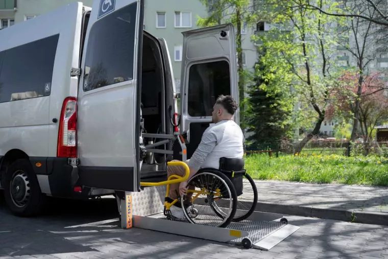 Faire appel à une société de transport pour emmener une personne handicapée de son domicile à un hôpital à Lyon, Lyon, ARN Ambulance