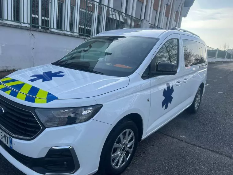 Faire appel à un VSL pour transporter une personne âgée jusqu'à un Ehpad, Lyon, ARN Ambulance